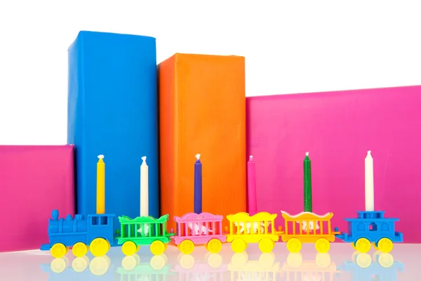 Geschenke in vielen Farben mit Schleppe und Kerzen — Stockfoto