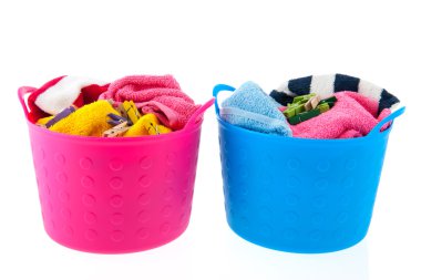 pembe ve mavi çamaşır sepetleri