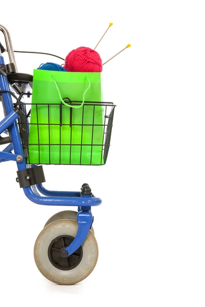 Blauer Rollator mit Strickarbeiten — Stockfoto