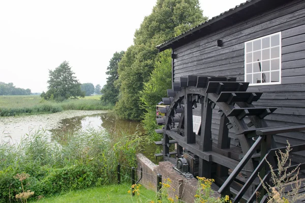 Holenderski wiatrak w pobliżu rzeki — Zdjęcie stockowe