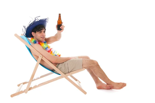 Junger Mann am Strand trinkt Bier — Stockfoto