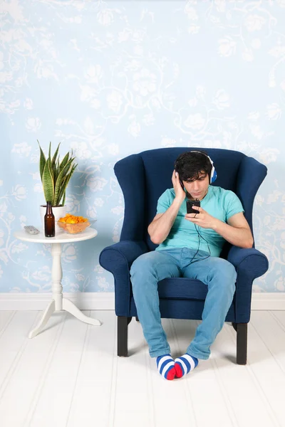 Lyssna på musik med smarta telefonen — Stockfoto