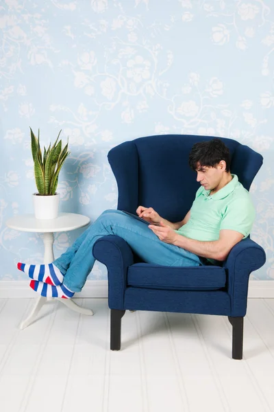 Relaxing with tablet at home — Stock Photo, Image