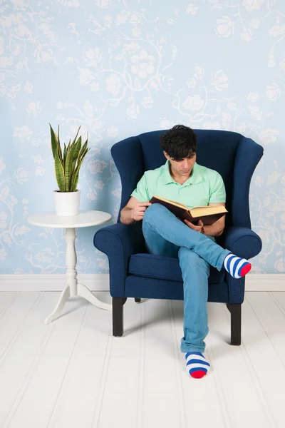 Relaxing and reading at home — Stock Photo, Image