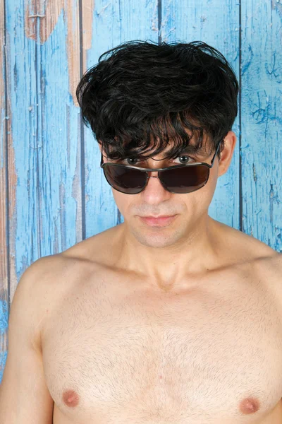 Homme avec des lunettes de soleil à la plage — Photo