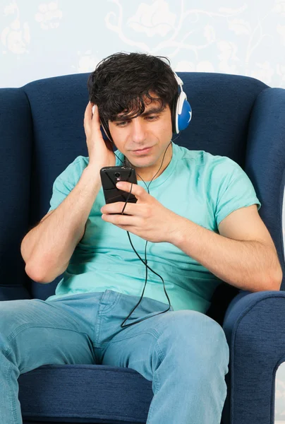 Posloucháte hudbu s chytrý telefon — Stock fotografie