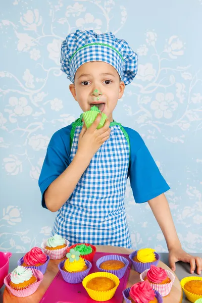 Little boy baking cupcakes — Stock Photo, Image