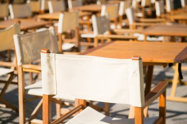 Teras, masa ve sandalyeler.