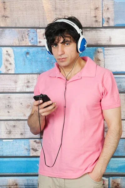 Hombre escuchando música con teléfono inteligente — Foto de Stock