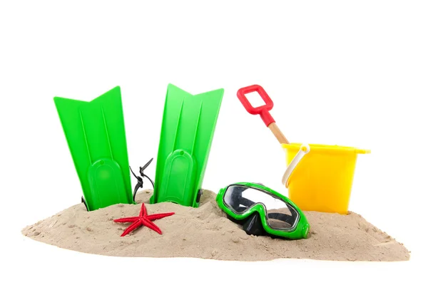 Пляж с инструментами для дайвинга и игрушками — стоковое фото