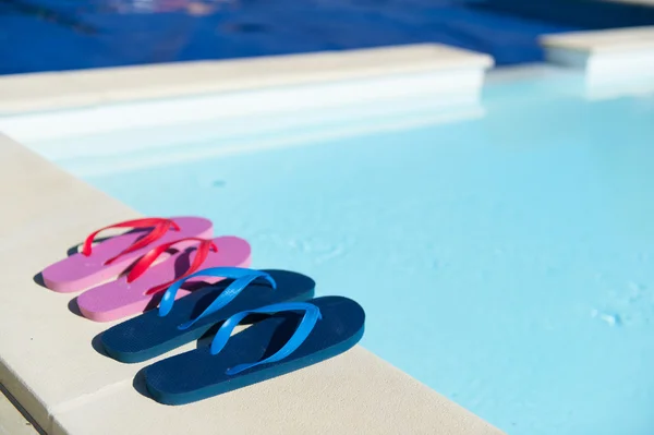 Flip flops vid pool — Stockfoto