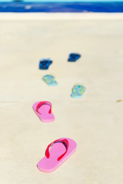 Flip flops at swimming pool — Stock Photo, Image