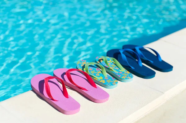 Flip flops at swimming pool — Stock Photo, Image