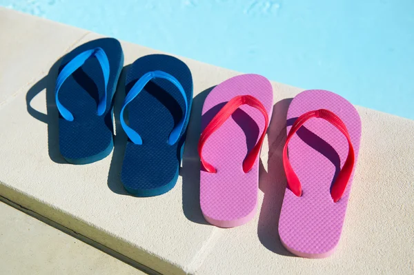 Slippers bij zwembad — Stockfoto