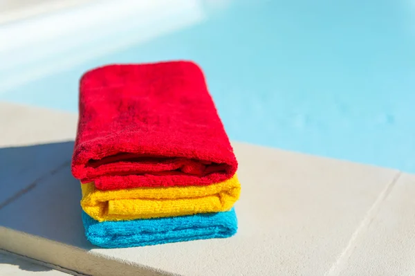 Towels at swimming pool — Stock Photo, Image