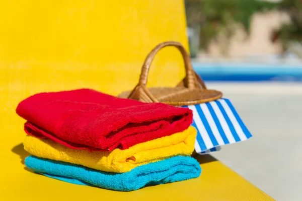 Yellow bed at swimming pool — Stock fotografie