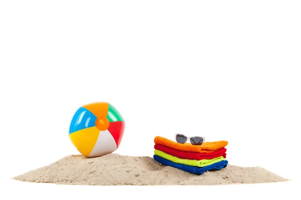 Jouets et serviettes à la plage — Photo