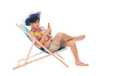 genç adam sahilde bira içmek