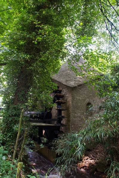 Water molen in Nederlandse estate — Stockfoto