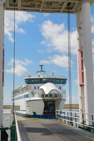 Arrival ferry boat — Stock Photo, Image