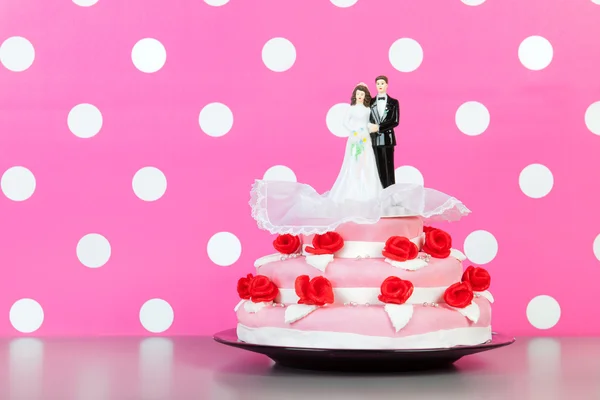 Casal em cima do bolo de casamento — Fotografia de Stock