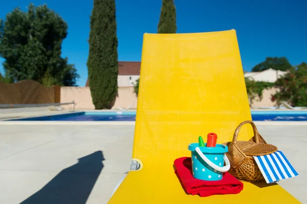 Lit jaune à la piscine — Photo