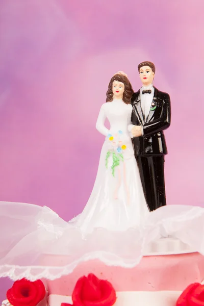 Pasangan di atas kue pengantin — Stok Foto