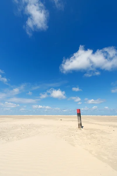 Pólo de madeira na praia — Fotografia de Stock