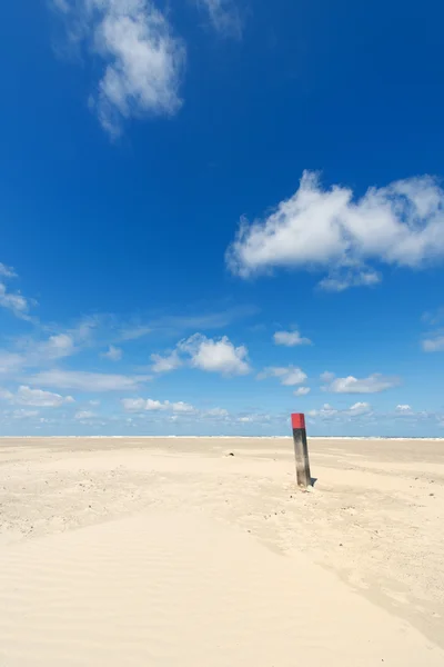 Holzstange am Strand — Stockfoto