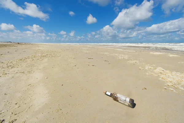 Plajda şişe — Stok fotoğraf