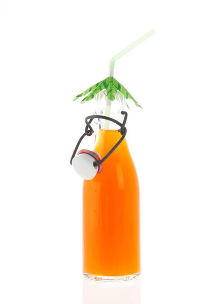 Garrafa de suporte refrigerante com palha de bebida tropical — Fotografia de Stock
