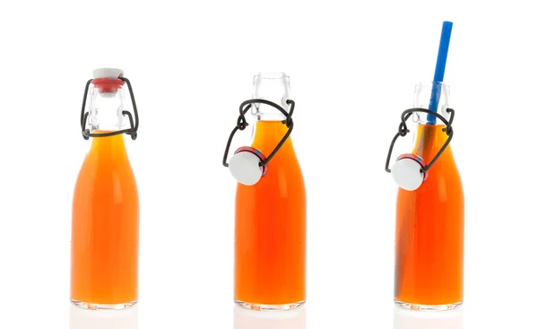 Botellas de soporte de fila con bebida — Foto de Stock