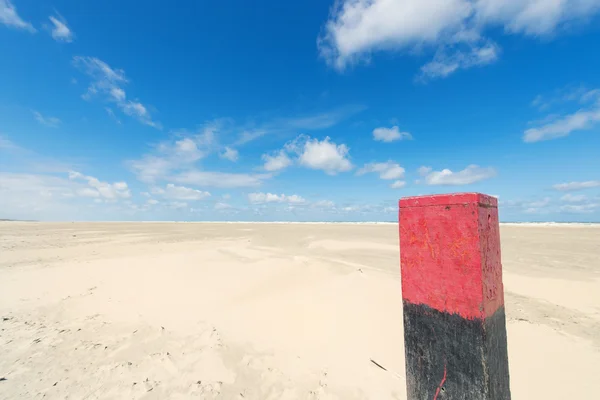 Holzstange am Strand — Stockfoto