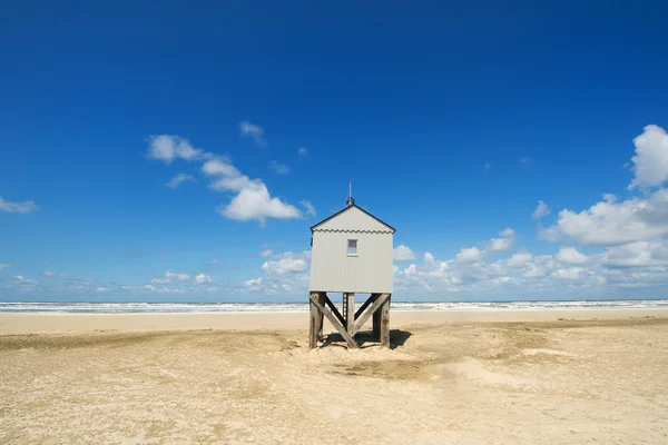 Drunkning hus på stranden — Stock fotografie