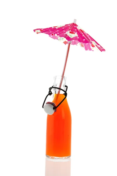 Wspornik butelka napoju i parasol — Zdjęcie stockowe