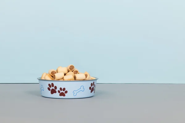 Ciotola di cibo riempito per cani — Foto Stock