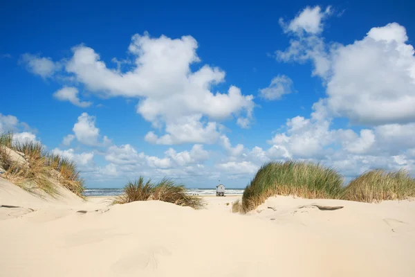 Drunkning hus på stranden — Stockfoto