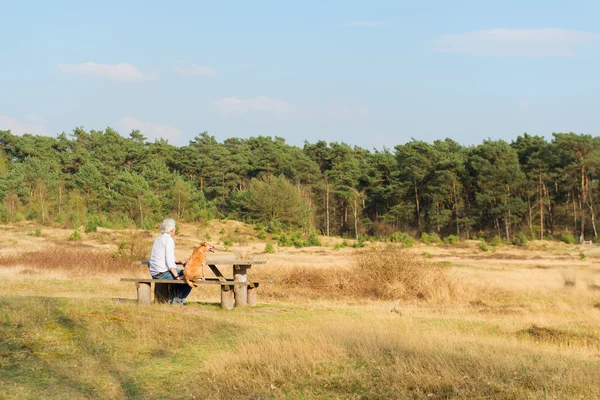 Man met hond — Stockfoto