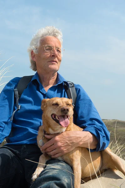 Человек с собакой — стоковое фото