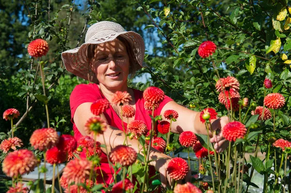 Kobieta w ogrodzie kwiatowym — Zdjęcie stockowe