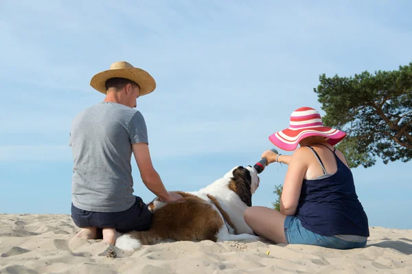 Propriétaires avec leur chien — Photo