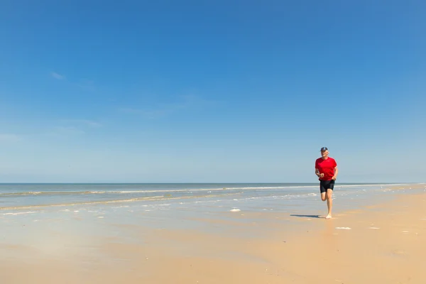 Plajda kıdemli koşucu — Stok fotoğraf