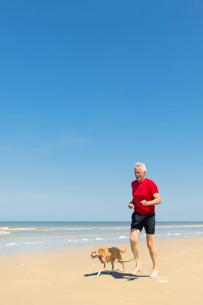 Starszy zawodnik na plaży — Zdjęcie stockowe