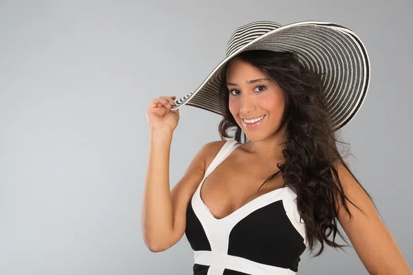 Aantrekkelijke jonge vrouw met stro hoed — Stockfoto