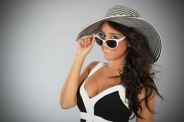 Attractive young woman with straw hat and sunglasses — Stock Photo, Image