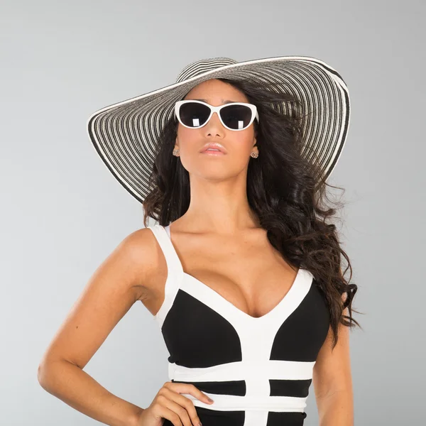 Привлекательная молодая женщина в соломенной шляпе и солнечных очках — стоковое фото