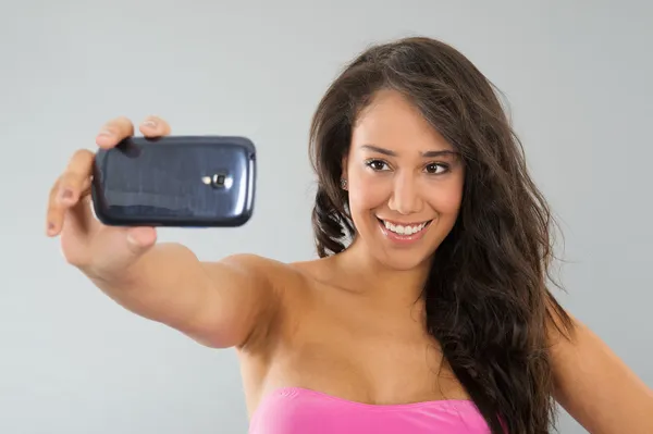 Nero donna presa selfie — Foto Stock