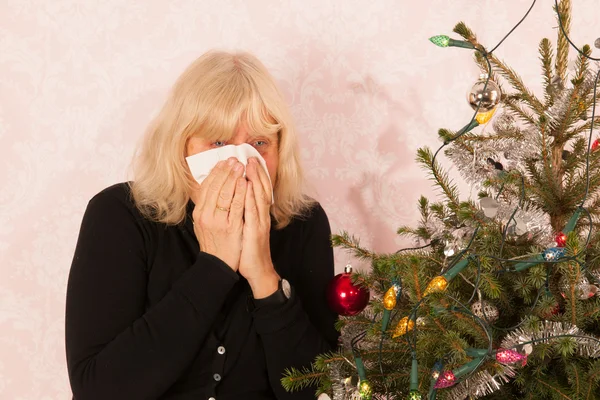 Senior mujer está llorando blanco Navidad vacaciones —  Fotos de Stock