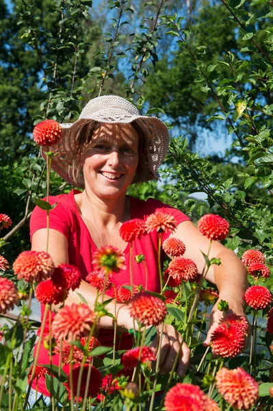 Mulher no jardim de flores — Fotografia de Stock