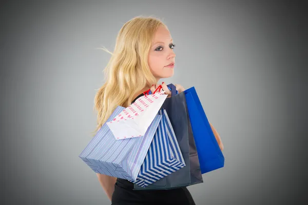 Mulher loira atraente com sacos de compras — Fotografia de Stock